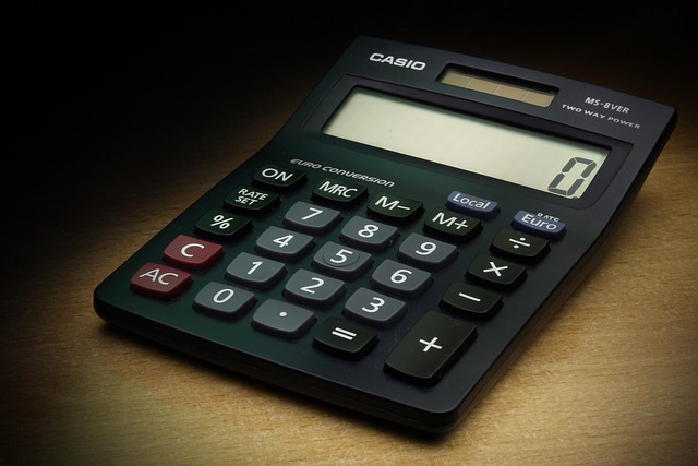table with budget templates and calculator in Mexico